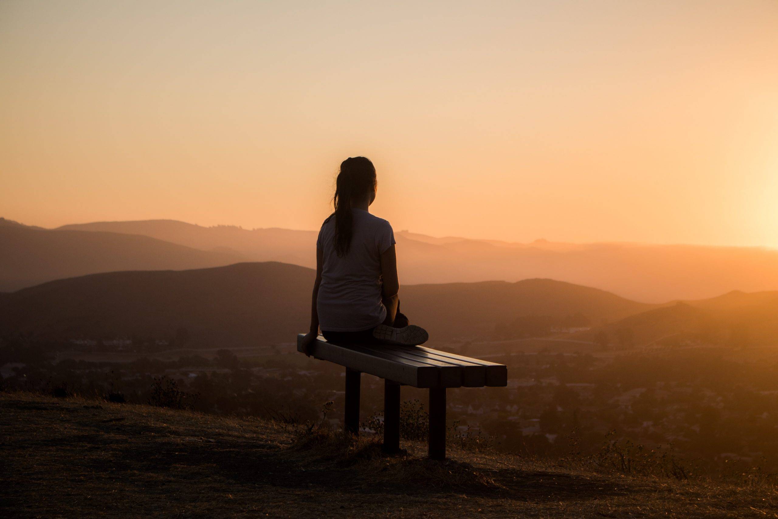  6 ways to empty your mind if you are stressed out - girl meditation in nature