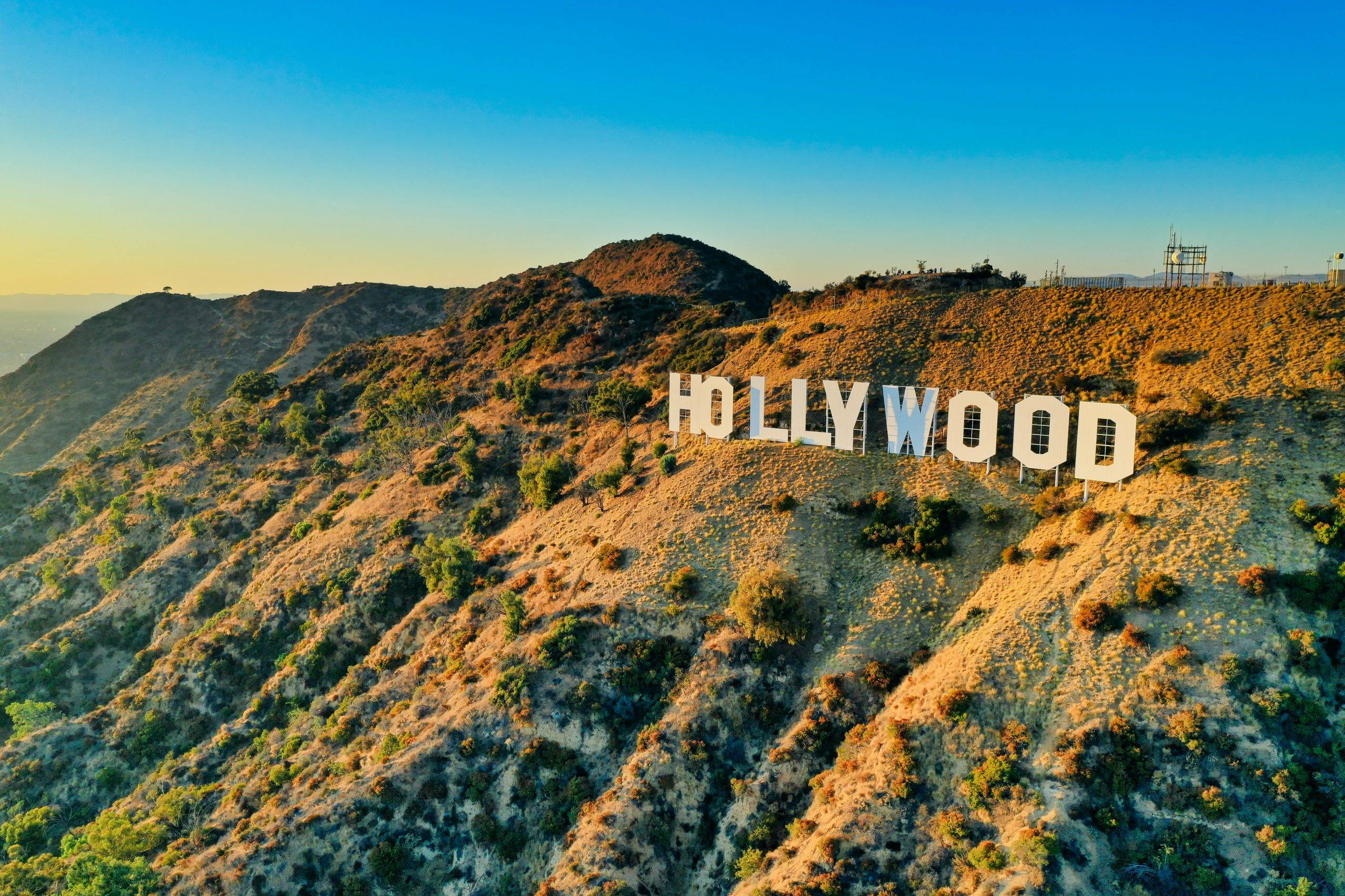 3 Famous Hollywood Minimalists Who Break With Common Stereotypes - Hollywood sign at sunset