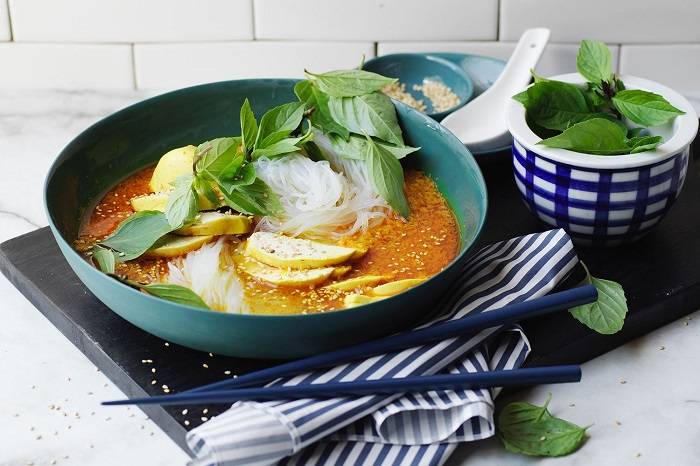 chicken lemongrass turmeric soup 165259 1