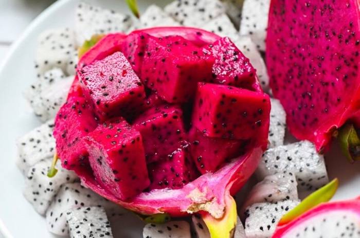 Sliced Red and White Dragon Fruits 800x530 1