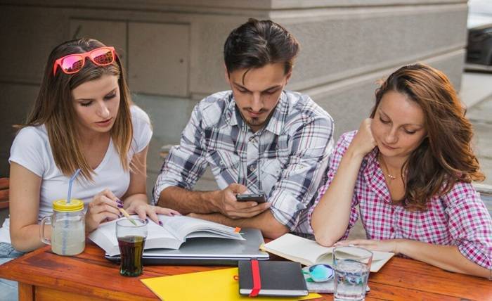 7 Common Myths About College Scholarships (And What You Should Really Know) 1 7